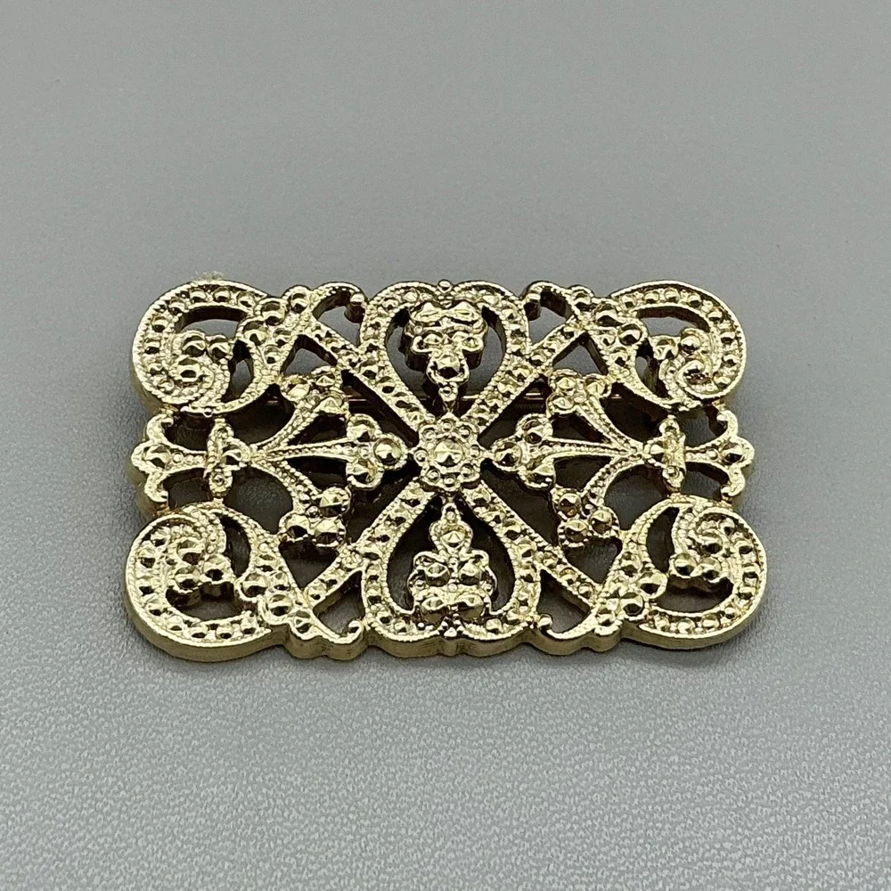 Brooch Gold Tone Filigree Openwork Ornate Pin Womens Costume Jewelry Fashion
